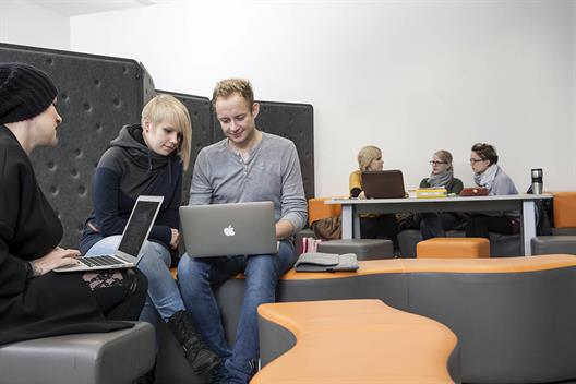 Dieses Bild zeigt eine Gruppe von Studierenden in dem Aufenthaltsraum des Fachbereichs für Wirtschaftswissenschafen.